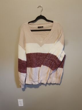 BloomChic V-Neck Colorblock Sweater in Beige, White & Mauve
